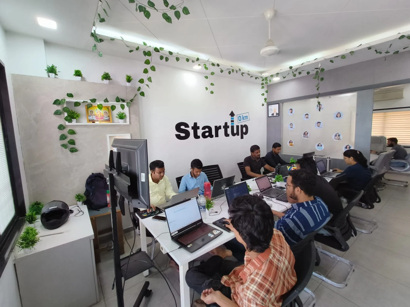 Startup 0km team collaborating on product development